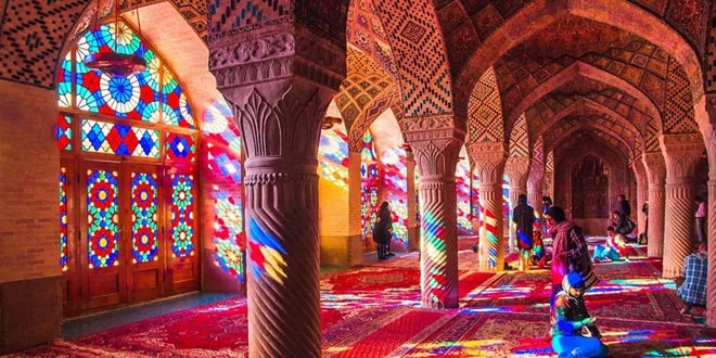 تاثیرات روانشناسی رنگ ها در انتخاب فرش: چگونه رنگ ها میتوانند فضای خانه را تغییر دهند تاثیرات روانشناسی رنگ ها در انتخاب فرش